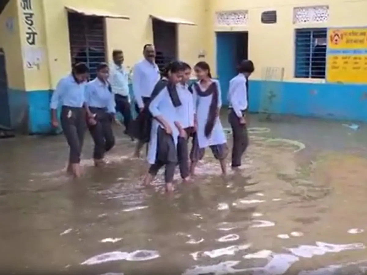 मानसून ने स्कूल स्टाफ की बढ़ाई मुसीबत, बालिका उच्च माध्यमिक विद्यालय में भरा पानी