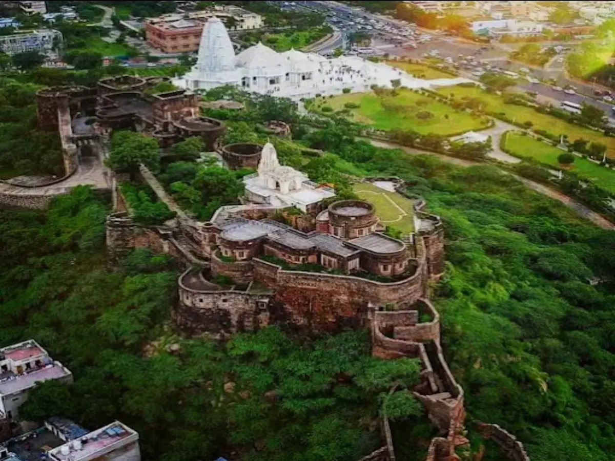 सावन में भी भक्तों के लिए बंद रहते हैं राजस्थान के इस महादेव मंदिर के कपाट, जानें कारण