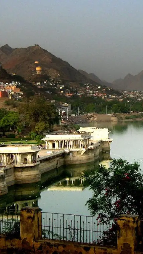 पुष्कर से कुछ ही दूरी पर बसी है ये दिलचस्प जगह,मानसून में घूमने का बेस्ट स्पॉट!