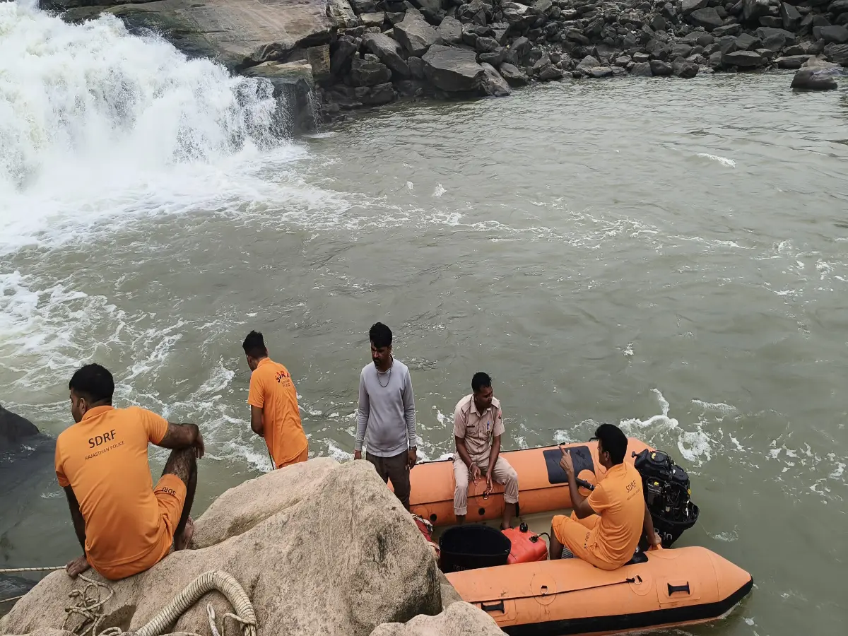 Jhalawar News: उफनती कालीसिंध नदी पर मछली का शिकार, पैर फिसला और मौत Jhalawar News: उफनती कालीसिंध नदी पर मछली का शिकार, पैर फिसला और मौत