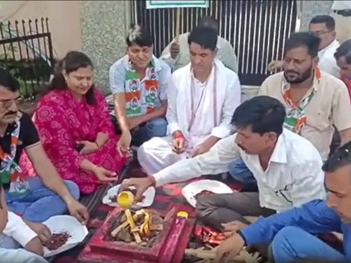 कांग्रेस पार्षदों का अनोखा प्रदर्शन, आयुक्त के सद्बुद्धि के लिए किया यज्ञ