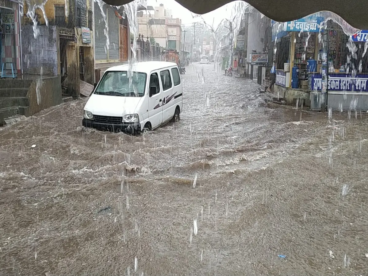 Rajasthan Weather Update: राजस्थान के तमाम जिलों में छाई काली घटाएं, 4-5 दिनों तक होगी भयंकर बारिश, रहें सतर्क