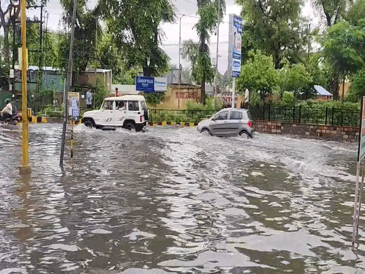 Rajasthan Weather: राजस्थान में ताबड़तोड़ बारिश से मचा हाहाकार! जलमग्न हुई सड़के, घरों में भी घुसा पानी