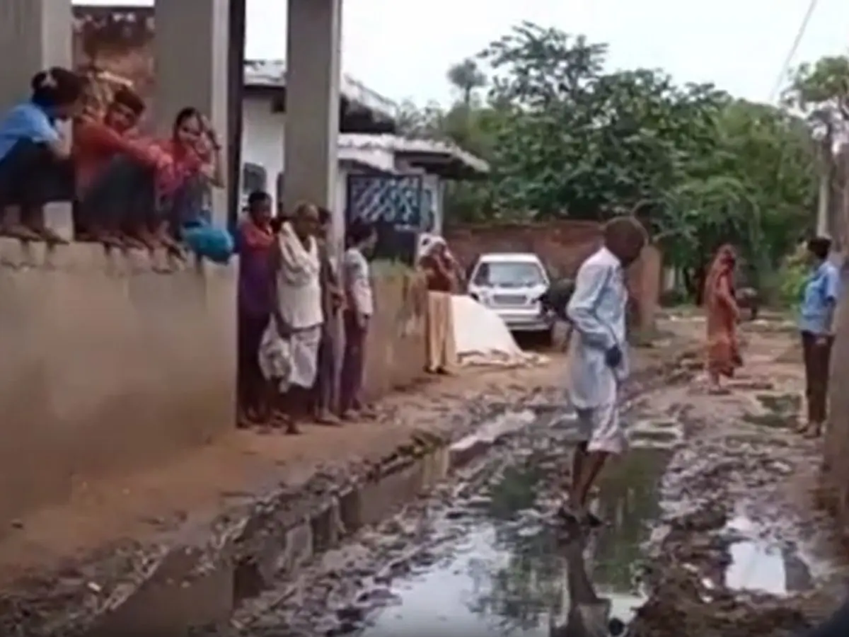 बारिश से कठूमर क्षेत्र के कई गांव में हालात बद से बदतर, बच्चे और बुजुर्ग रोज हो रहे घायल