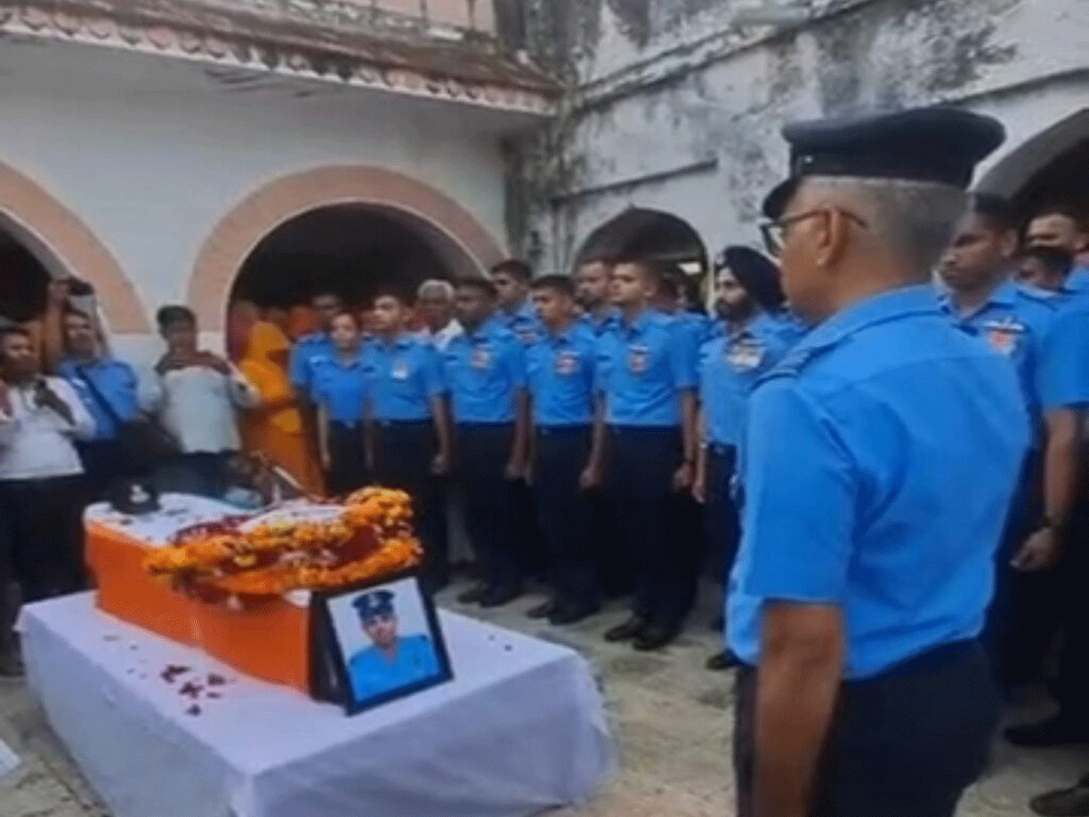 शहीद पायलट ऋषिराज सिंह देवड़ा का पार्थिव देह पहुंची सिरोही, अंतिम दर्शन को उमड़े लोग, देखें तस्वीरें