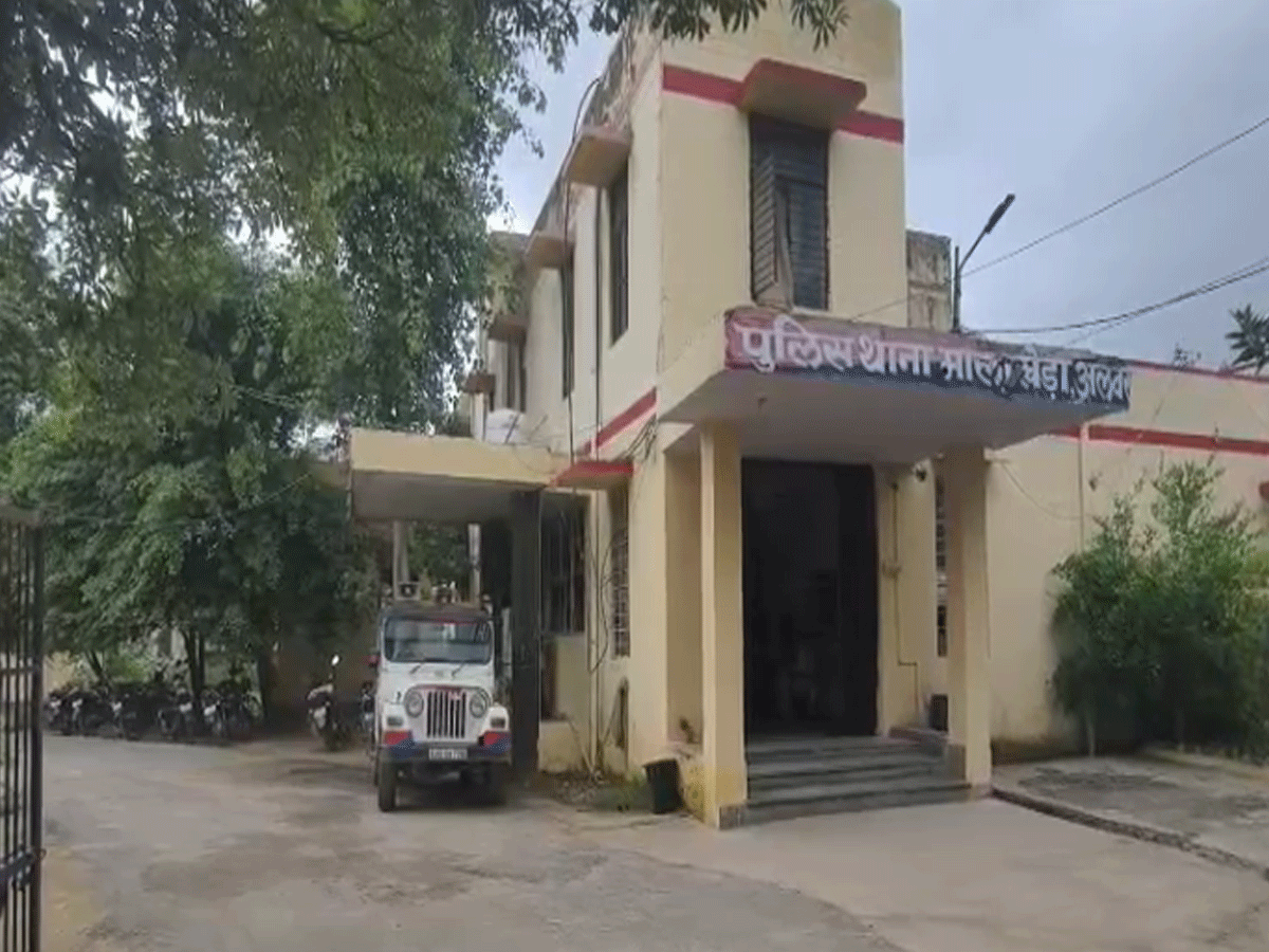 अलवर-करौली हाईवे पर मिला एक शख्स का शव, फैली सनसनी अलवर-करौली हाईवे पर मिला एक शख्स का शव, फैली सनसनी