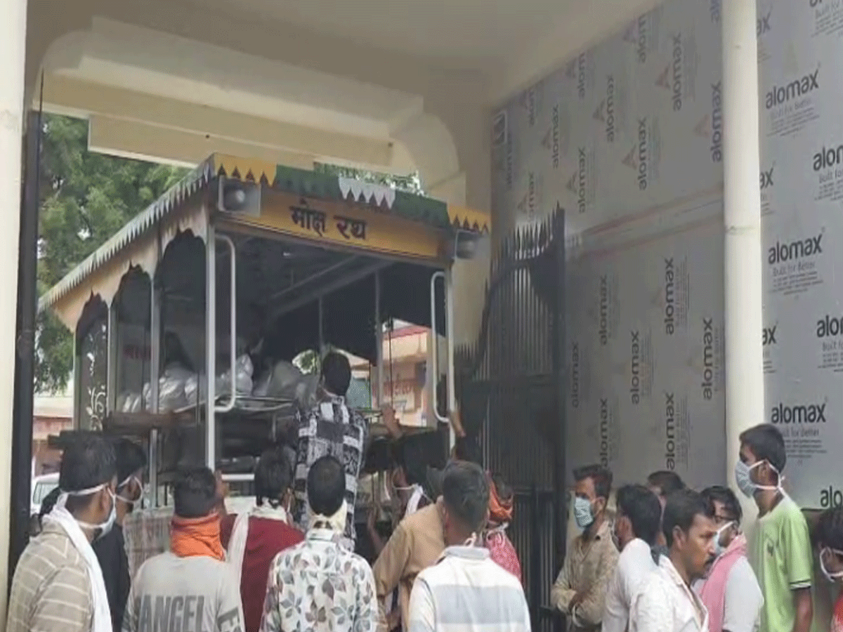 Sikar News: स्कूल बस और बाइक में टक्कर, पिता और बेटी की हुई दर्दनाक मौत
