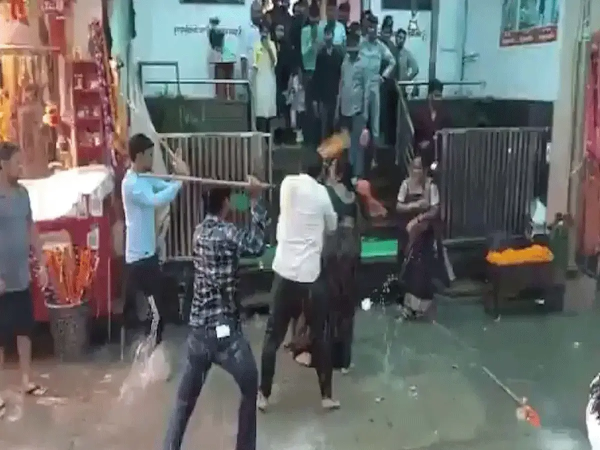 श्याम कुंड के पास दुकानदारों ने लाठी-डंडों से श्रद्धालुओं को पीटा, वीडियो वायरल श्याम कुंड के पास दुकानदारों ने लाठी-डंडों से श्रद्धालुओं को पीटा, वीडियो वायरल