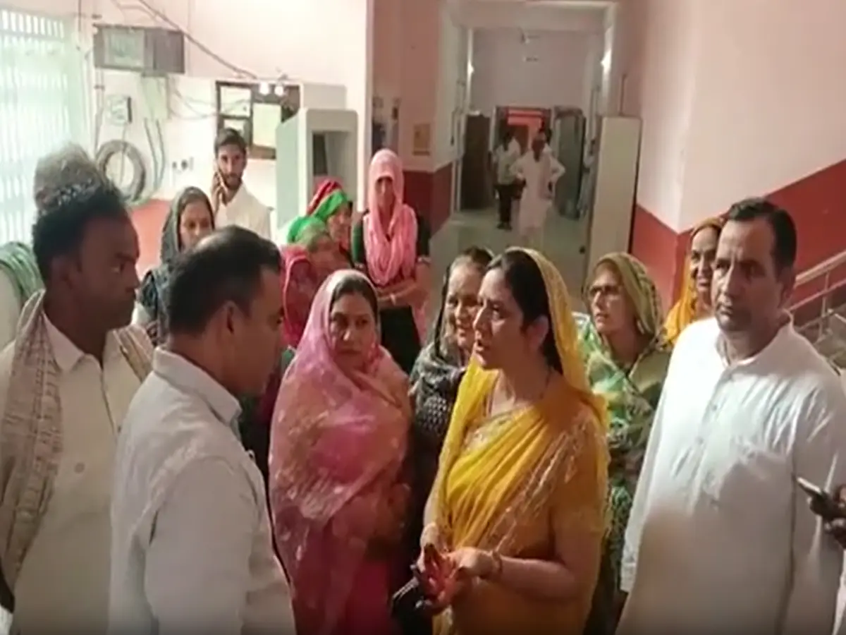 नोहर पालिकाध्यक्ष की कुर्सी बनी अखाड़ा! कोर्ट के आदेशों के बावजूद सियासी खींचतान जारी नोहर पालिकाध्यक्ष की कुर्सी बनी अखाड़ा! कोर्ट के आदेशों के बावजूद सियासी खींचतान जारी
