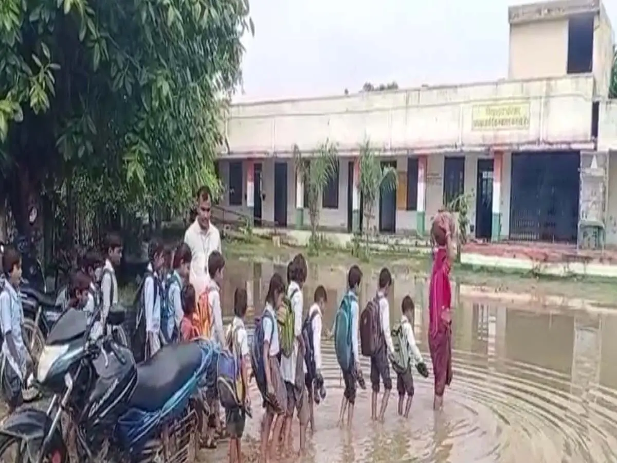 बूंदी में दंबगों की पढ़ाई रोकने की कोशिश, लेकिन कीचड़ को पार कर भी बच्चे आ रहे स्कूल