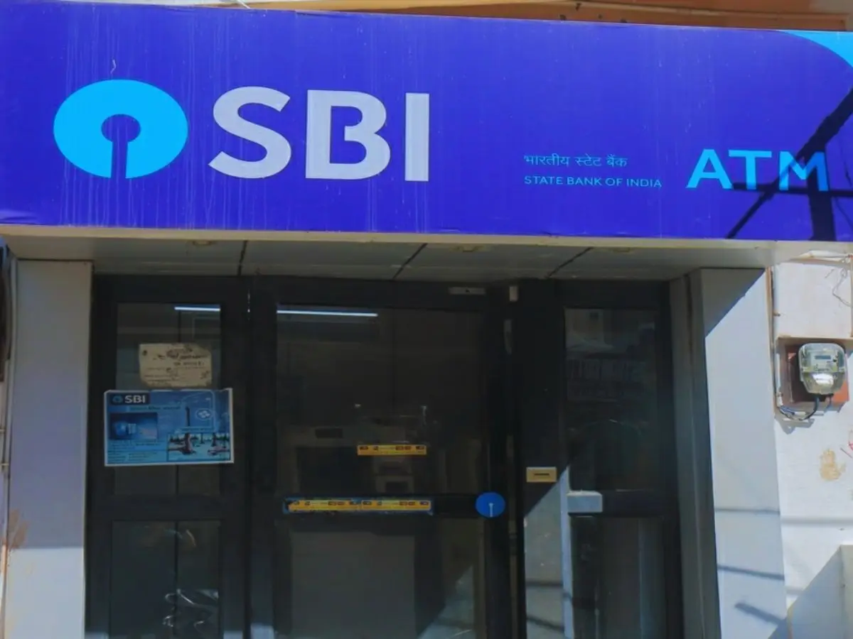 अनोखे अंदाज में बदमाशों ने लूट को दिया अंजाम, पहले गैस कटर से काटा ATM मशीन फिर...