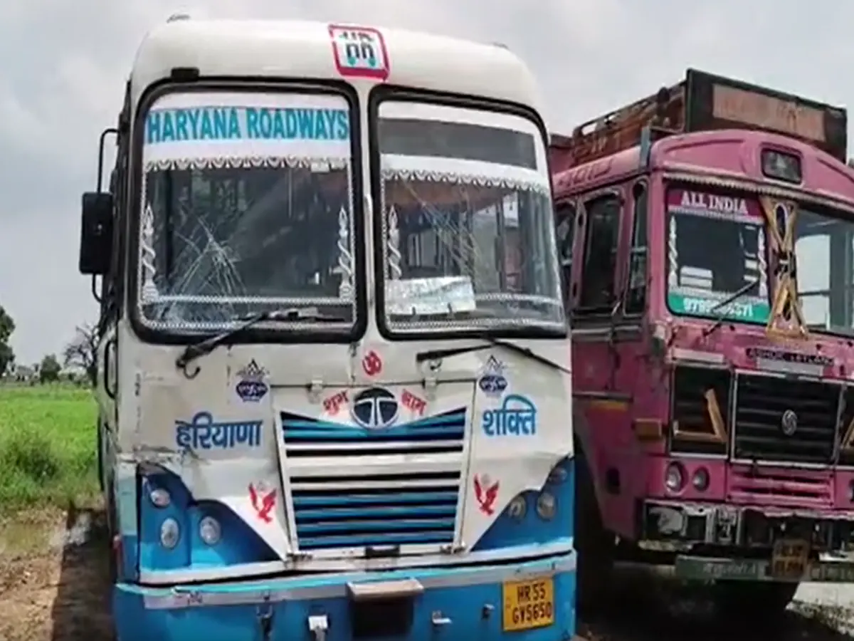 Kotputli News: हरियाणा रोडवेज की बस और कंटेनर की भीषण भिड़ंत, दर्जन भर लोग घायल