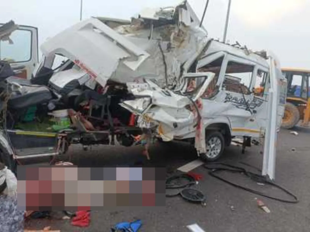 Kota Road Accident: कोटा में ट्रक से भिडंत के बाद ट्रैवलर के उड़े परखच्चे, 2 सगे भाईयों समेत 4 की मौत की दर्दनाक मौत, रौंगटे खड़े कर देगी तस्वीर