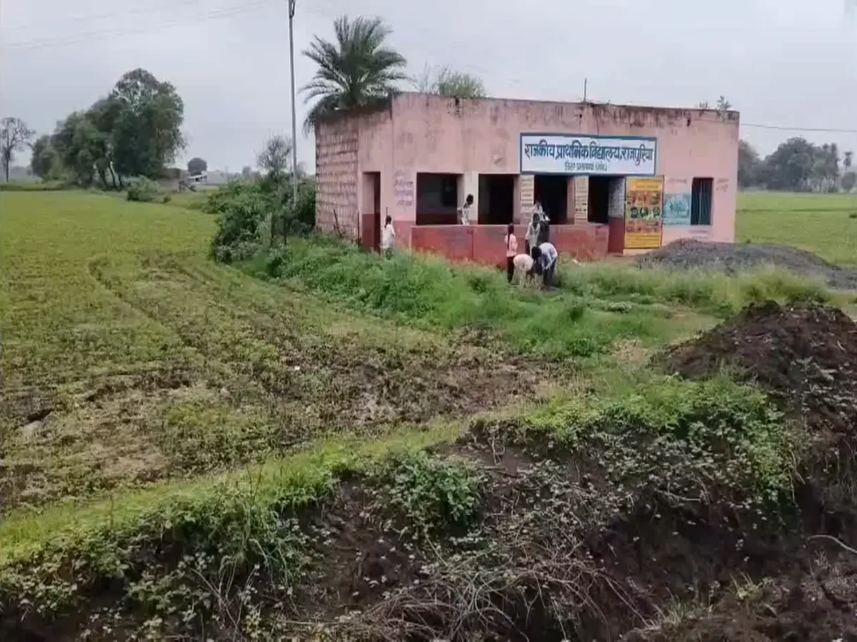 Pratapgarh News: यह है ‘शिक्षित भारत’ की हकीकत! स्कूल नहीं, खतरे का अड्डा बना प्रतापगढ़ का ये सरकारी विद्यालय