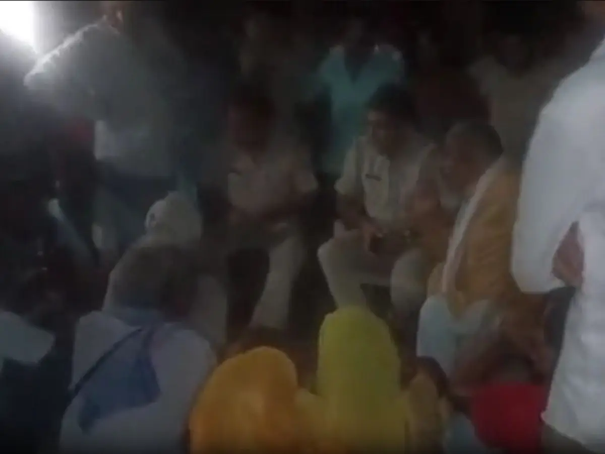 तेल मिल में मजदूर की मौत के बाद शव के साथ चक्का जाम, पुलिस ने 40 लोगों पर दर्ज की FIR