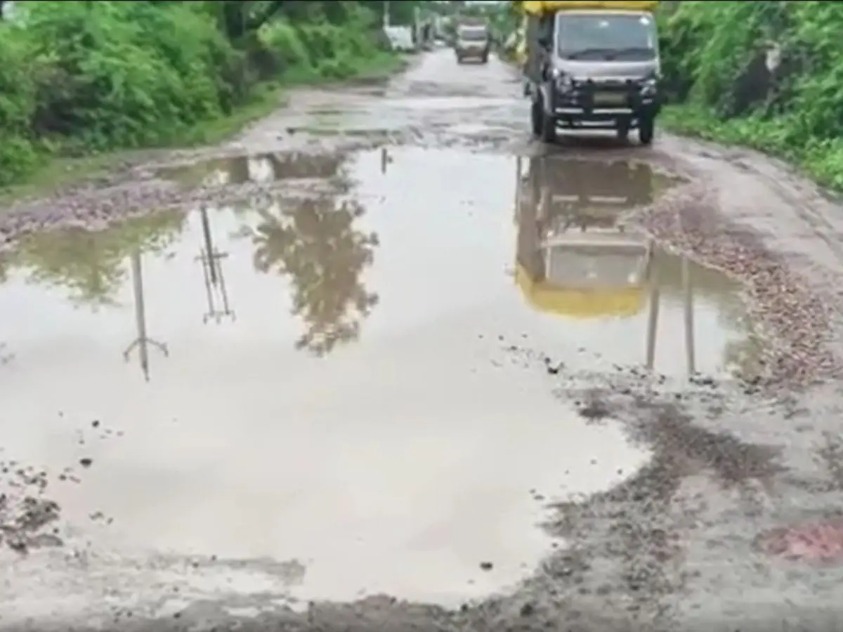 बारिश के गंदे पानी से बिगड़े सड़कों के हालात, BJP नेता ने PWD विभाग के अधिकारियों पर...