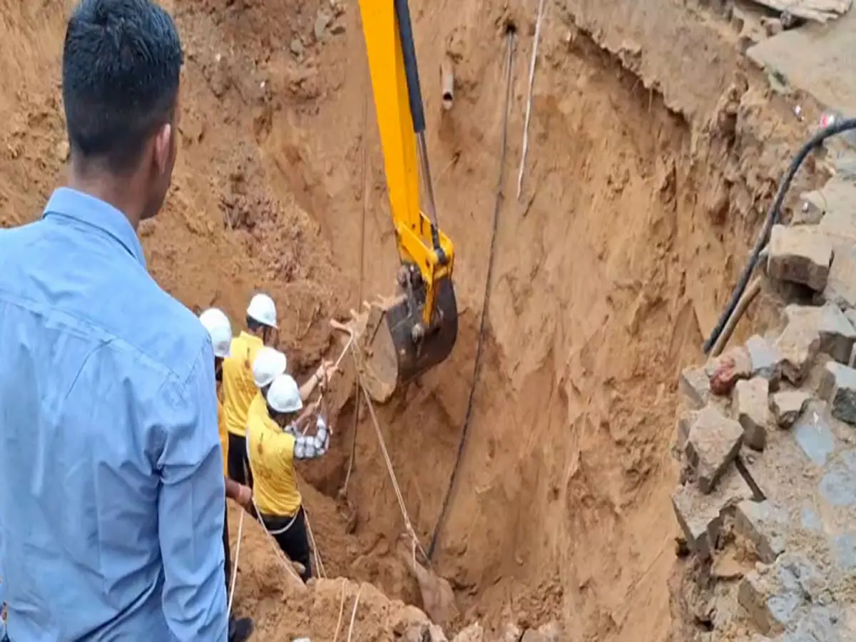 Ajmer News: रेत में दबे मजदूर की हुई मौत, रेस्क्यू के लिए बुलाई गई 3 JCB