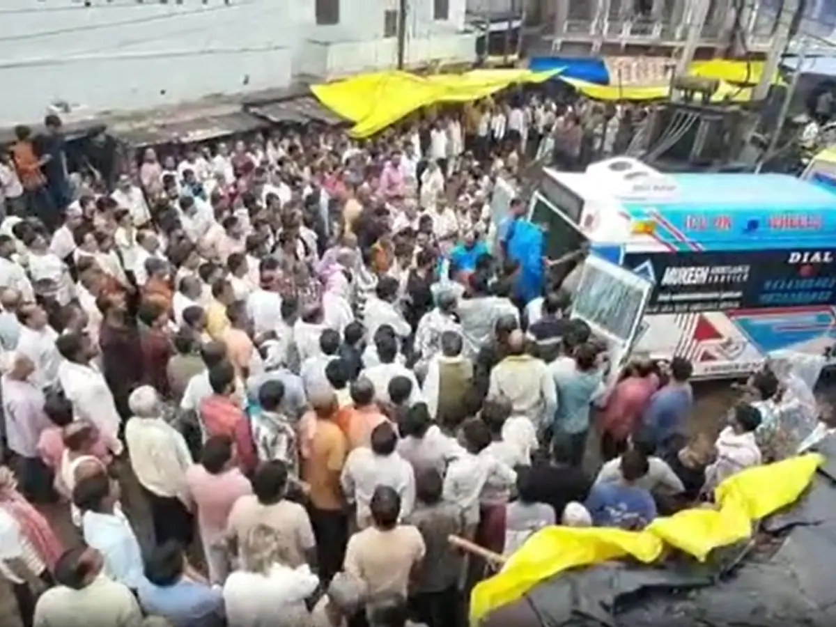 सगाई से लौट रहे एक ही परिवार के 3 सदस्यों की मौत, पूरे शहर में छाया मातम