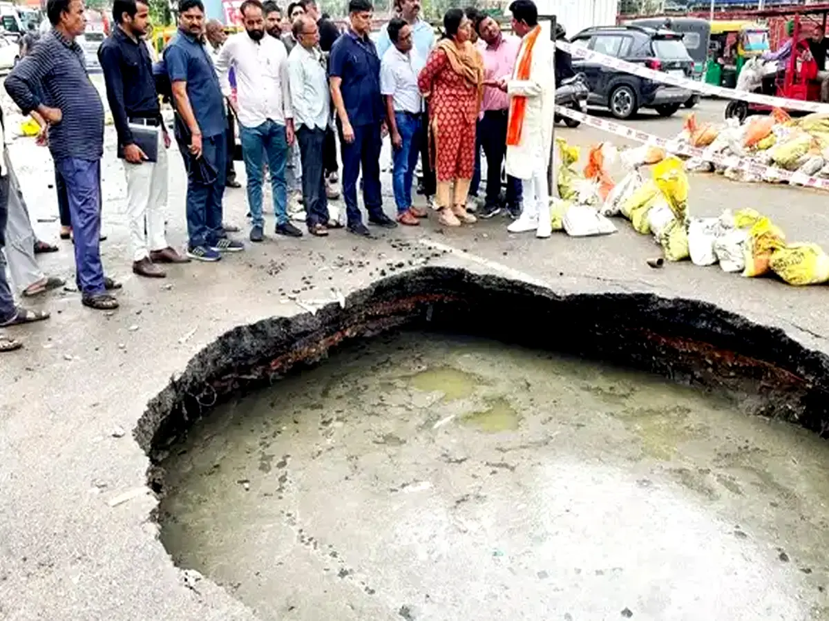 जयपुर निगम हैरिटेज की लापरवाही, अचानक धंसी मेट्रो के पिलर नंबर 148 के पास की सड़क
