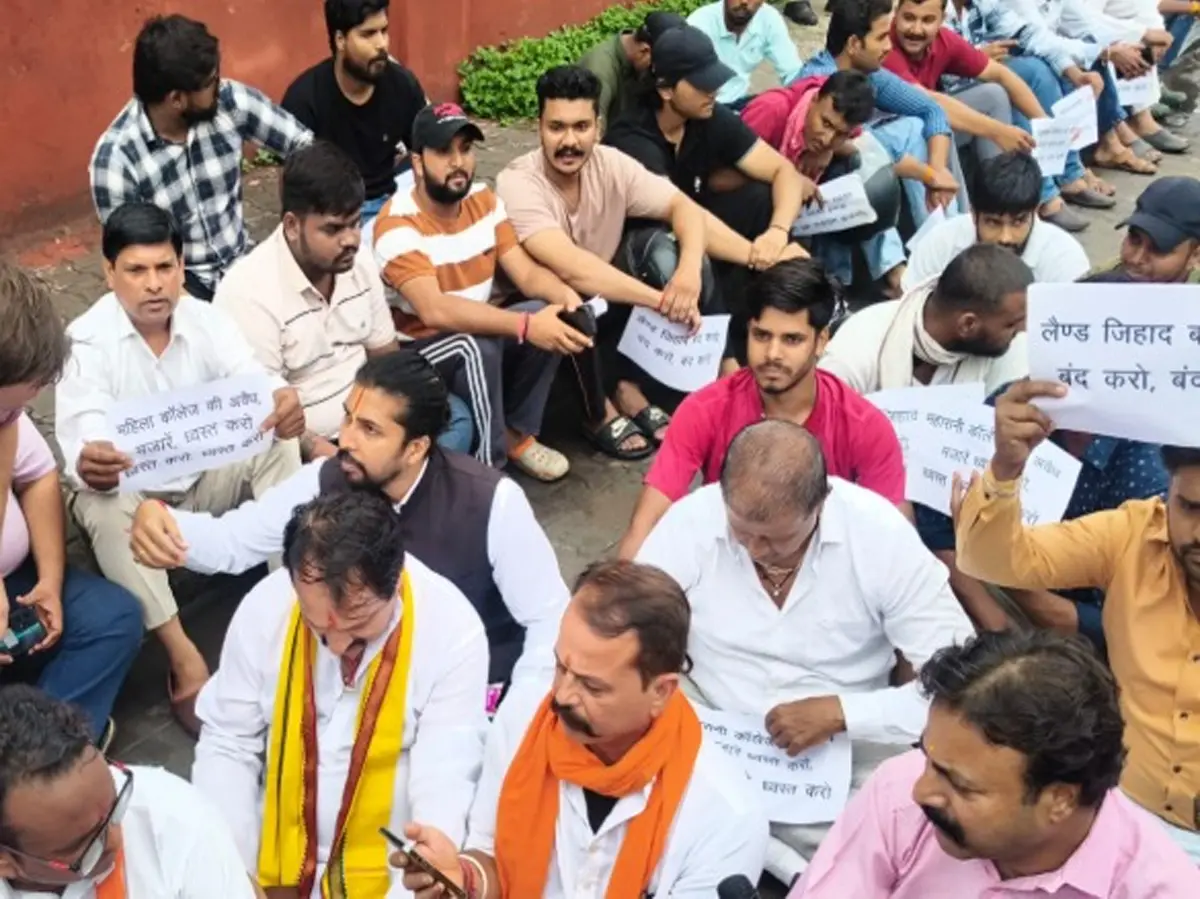 महारानी कॉलेज में जय सियाराम के लगे नारे, हनुमान चालीसा का पाठ, मजारों को तोड़ने की मांग