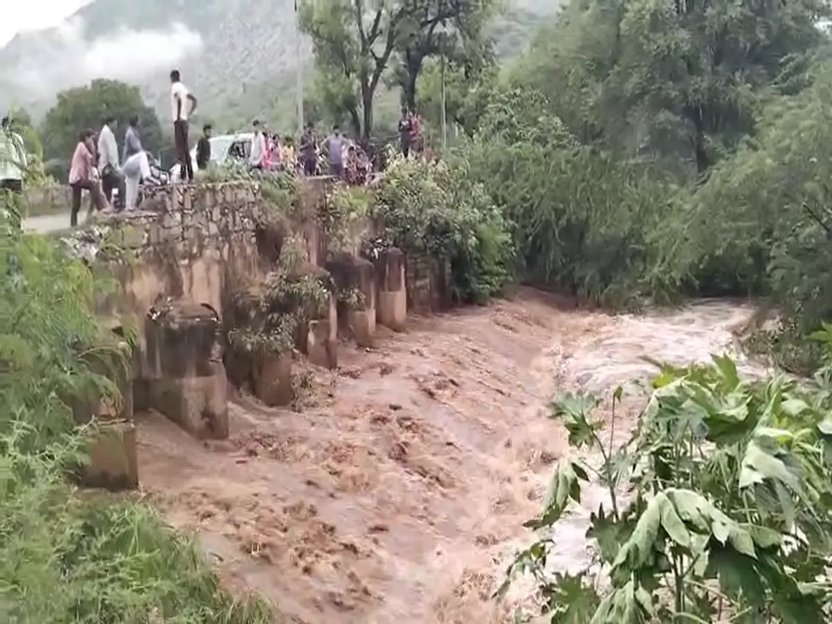 Alwar News: सावन के महीने में अलवर हुआ गुलजार, बारिश से हर तरफ फैली हरियाली