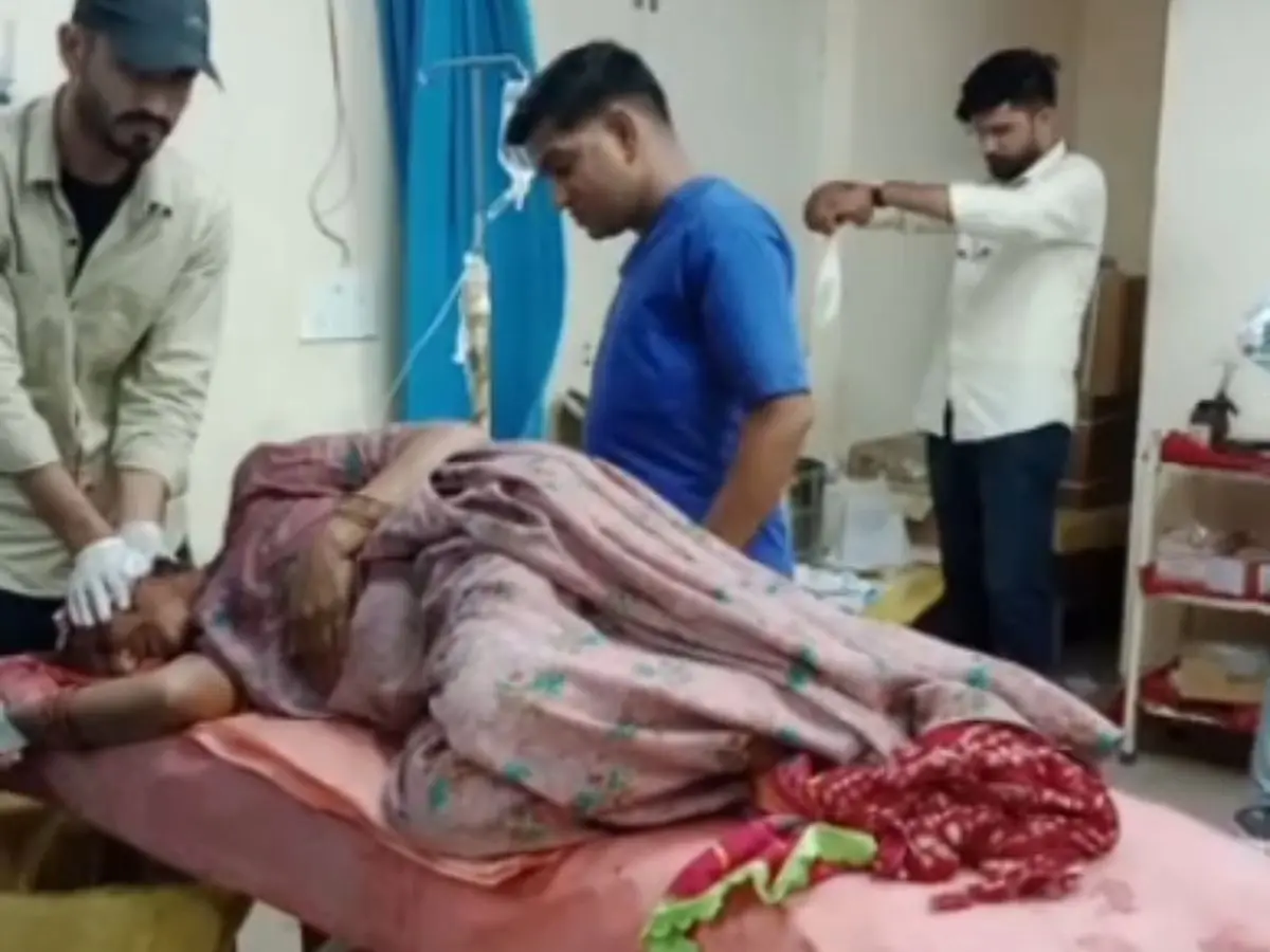 बुजुर्ग पर पड़ी भूखे ऊंट की नजर, फिर मुंह में पकड़ा सिर और...