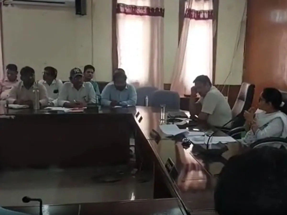 जिला कलेक्टर ने ली साप्ताहिक समीक्षा बैठक, मौसमी बीमारियों पर हुई चर्चा