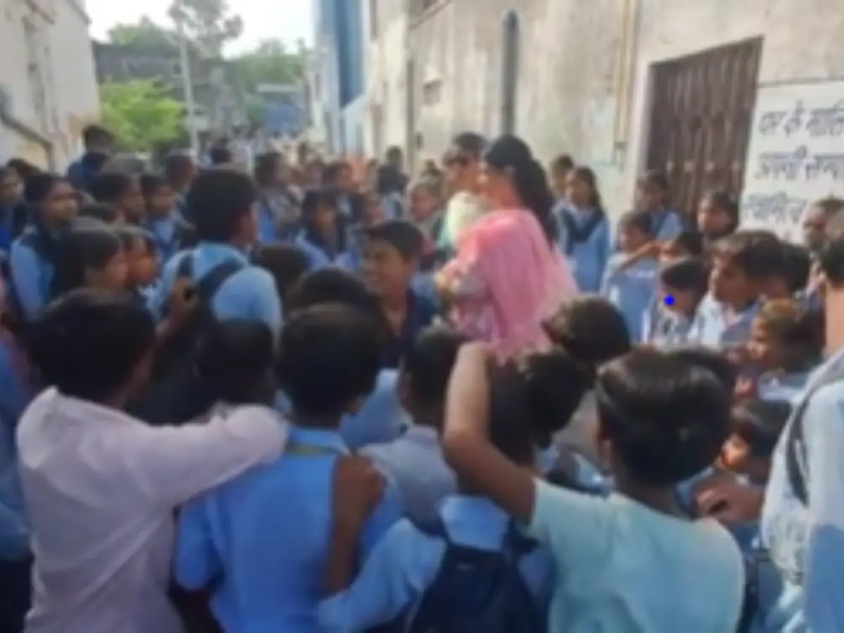 Beawar News: बालिका स्कूल देलवाडा को मर्ज करने का ग्रामीणों ने किया विरोध, ग्रामीणों ने एक घंटे तक स्कूल पर की सांकेतिक तालाबंदी Beawar News: बालिका स्कूल देलवाडा को मर्ज करने का ग्रामीणों ने किया विरोध, ग्रामीणों ने एक घंटे तक स्कूल पर की सांकेतिक तालाबंदी