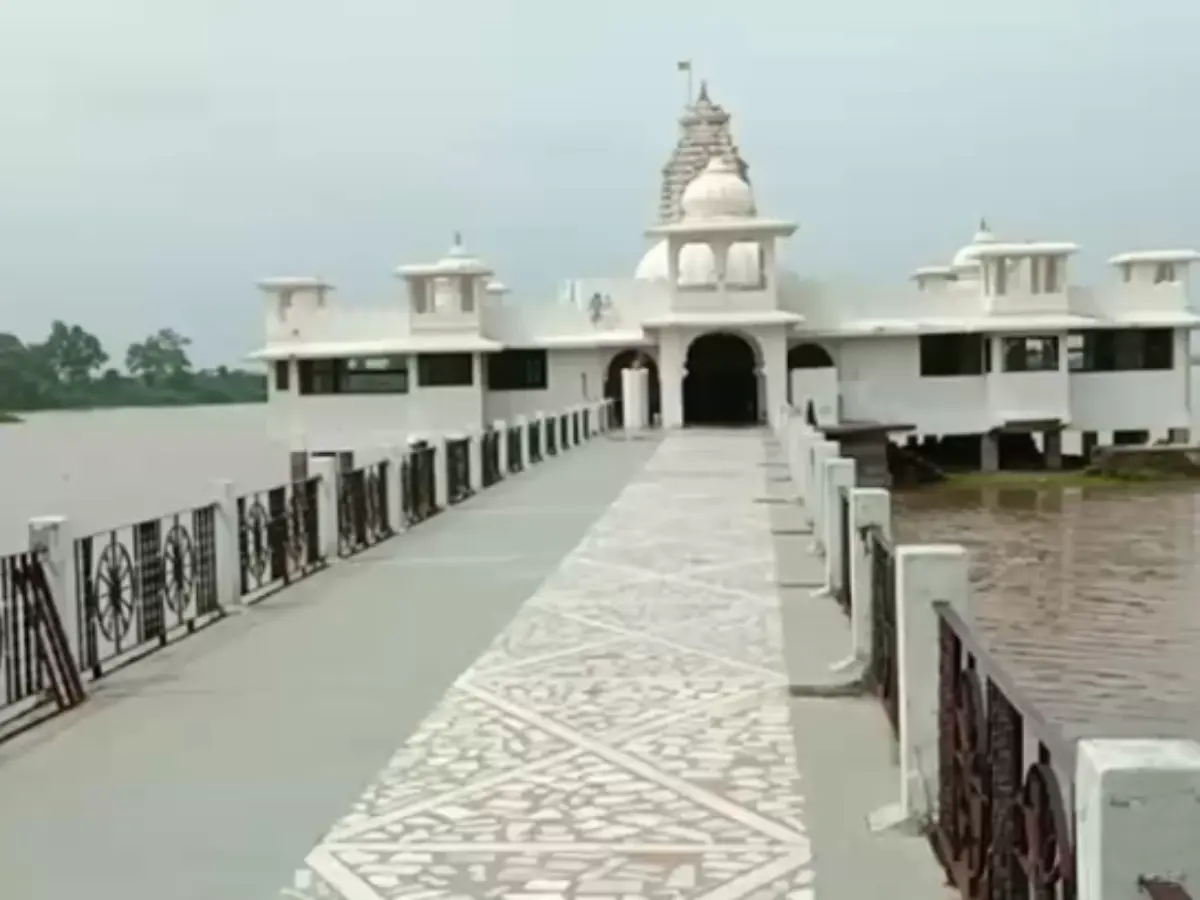 Bhilwara: तालाब के बीचों-बीच बना है भगवान शिव का ये मंदिर