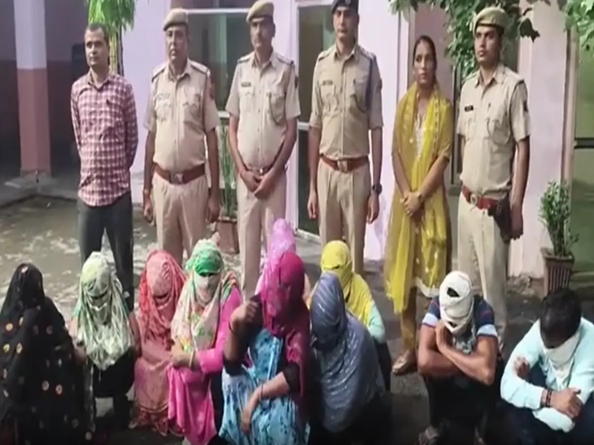 Dausa News: रंगीन रातें और मजे... बस डिपो के सामने ग्लैमर का अड्डा, पुलिस भी रह गई दंग