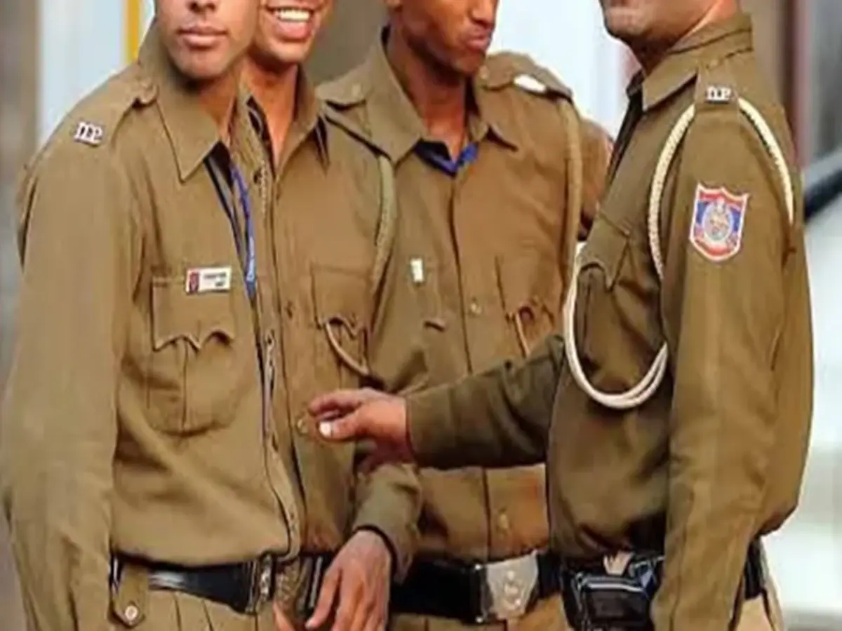 जांच के घेरे में वर्दी वाले! जबरन वसूली और अपहरण के मामले में 4 कांस्टेबल गिरफ्तार