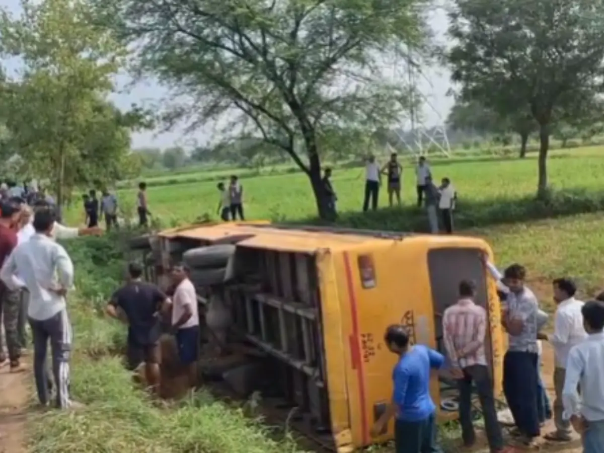 Dausa Big Breaking: दौसा में भीषण सड़क हादसा, अनियंत्रित होकर पलटी बच्चों से भरी स्कूल बस, मची चीख-पुकार