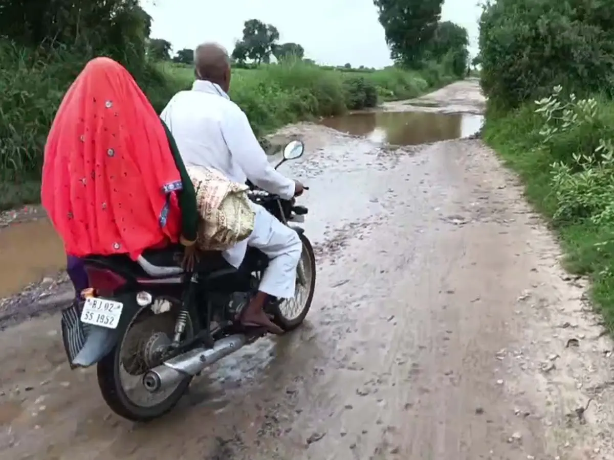 Tijara News : 10 मिनट की दूरी , 1 घंटे में होती है पूरी, खैरथल की अजब-गजब सड़क