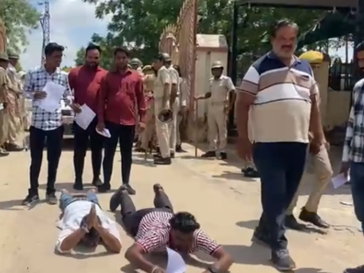 Churu News: जल भराव की समस्या को लेकर प्रदर्शन, पेट के बल सड़क पर लेटते हुए कलेक्टर के पास पहुंचे युवक