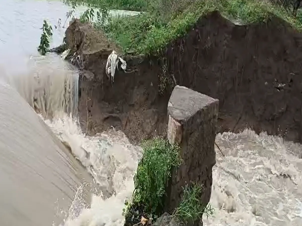 Jhalawar में बारिश का कहर, भारी बारिश से टूटी तालाब की दीवार, अकलेरा छीपाबड़ोद मार्ग अवरुद्ध