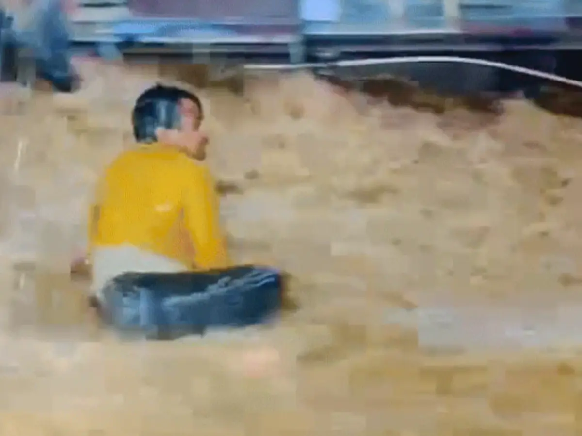 Ajmer Flood: तस्वीरों में देखें कैसे अजमेर में तबाही मचा रही बाढ़, घर के बाहर से ही युवक को बहा ले गया तेज बहाव