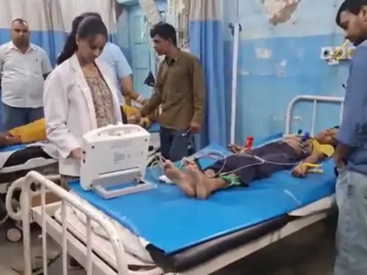 Churu News: चुरू में घर पर गिरी 11 हजार वोल्ट की करंट लाइन, चपेट में पूरा परिवार, दो मासूमों समेत पति-पत्नी की हालत गंभीर
