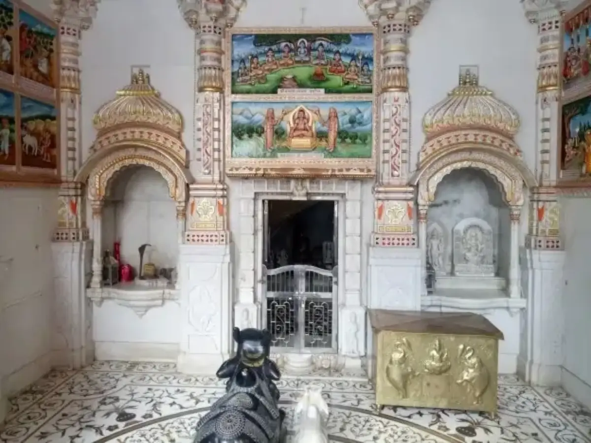 तोप (तोरण द्वार) और जैन मंदिर