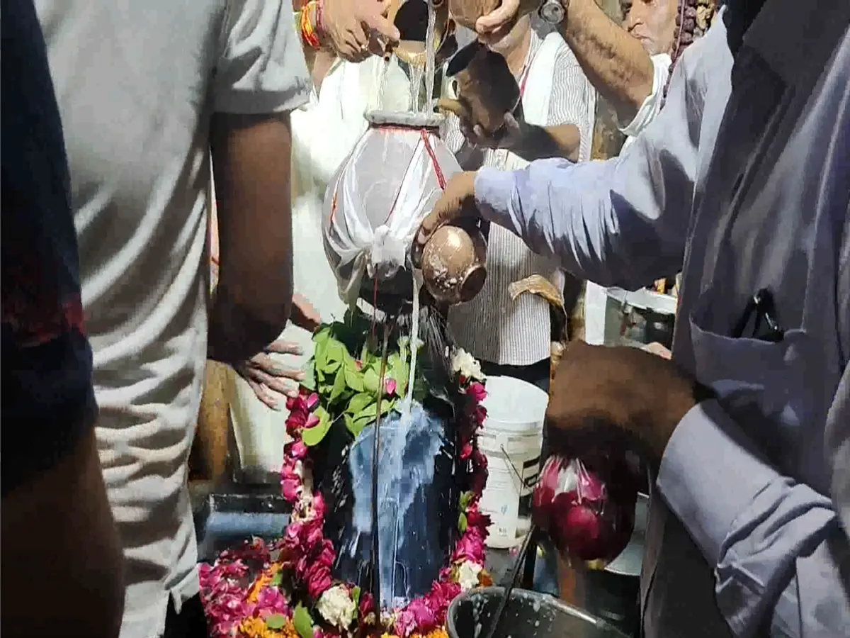 मंदिर में मूर्तियां