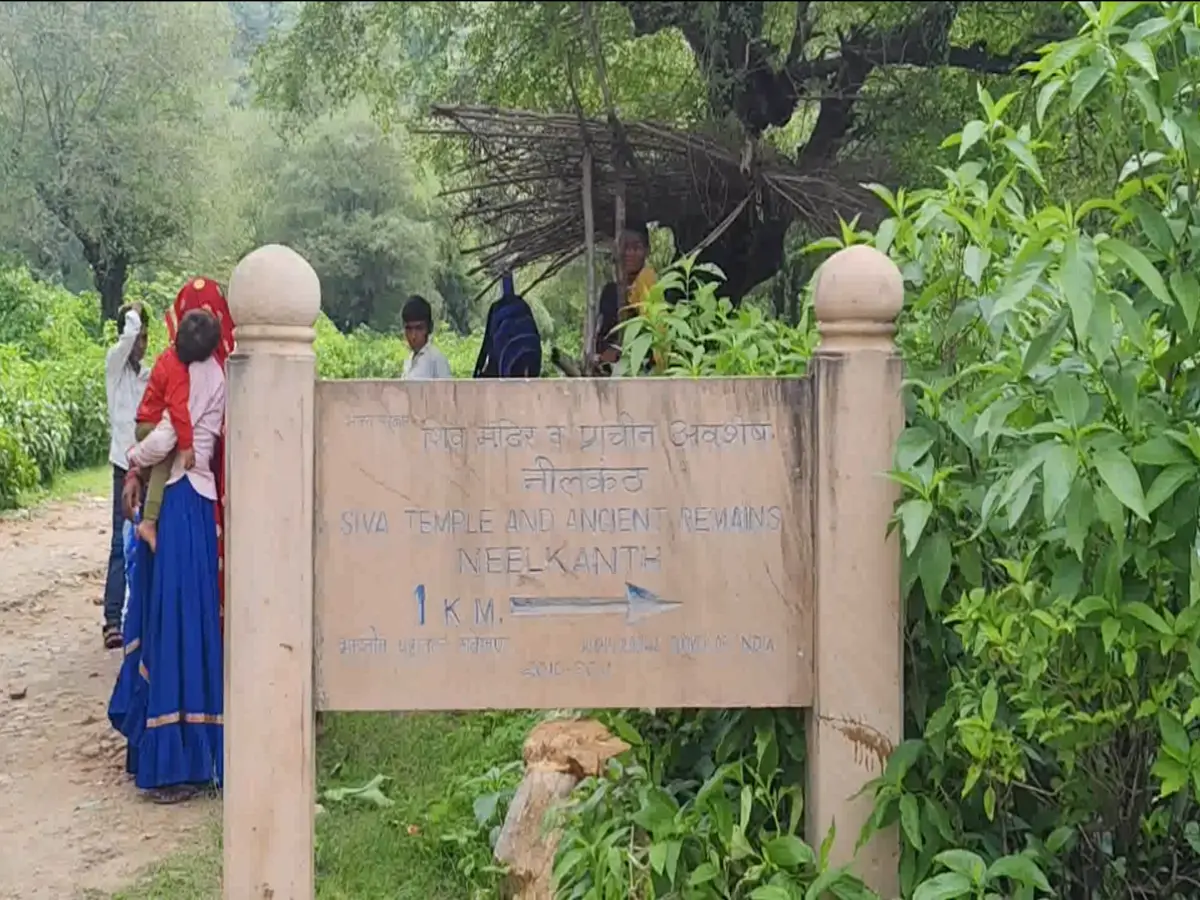 नीलम पत्थर का है शिवलिंग