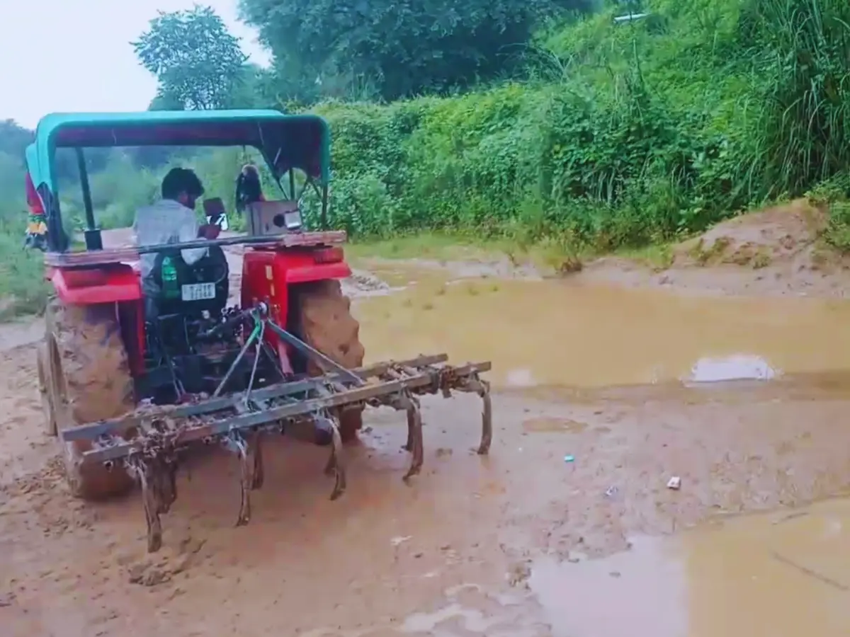 सड़कें क्षतिग्रस्त