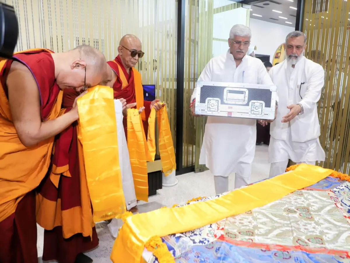 127 वर्षों बाद भगवान बुद्ध की “पिपरहवा अस्थियां” लौटीं भारत, गजेंद्र शेखावत ने किया रिसीव