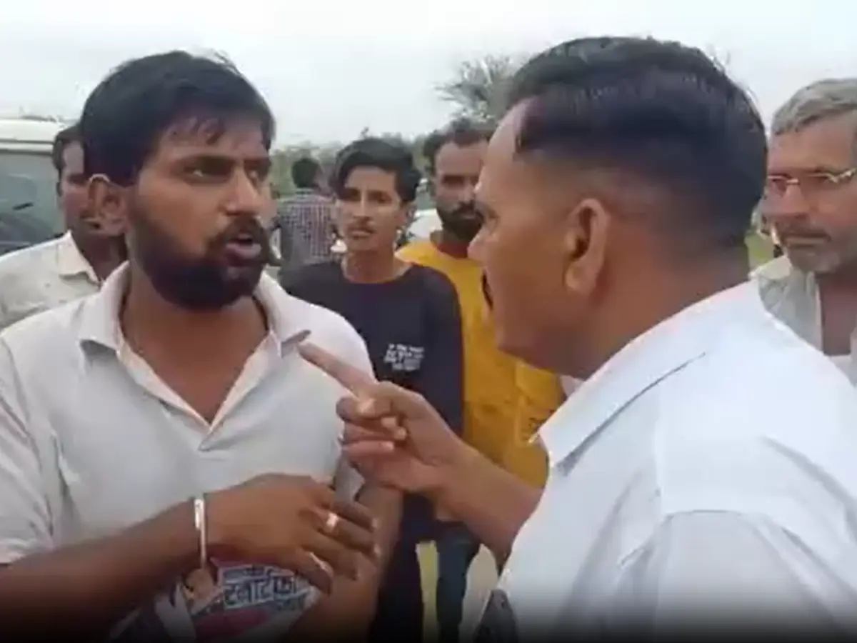 बात करते-करते हेड कांस्टेबल युवक पर बरसाने लगा थप्पड़, वीडियो वायरल