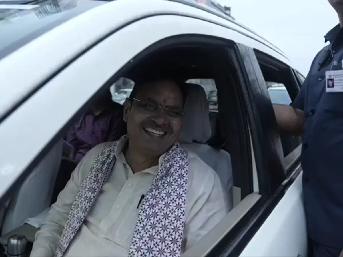 लोगों ने की जमकर तारीफ, गाड़ी में बैठे-बैठे मुस्कुराते रहे CM भजनलाल, Watch Video