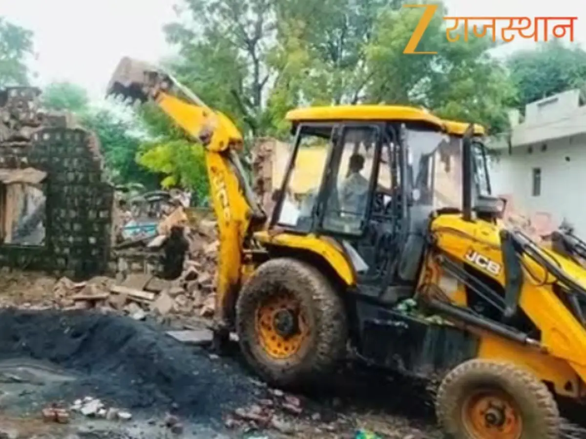 Jhalawar School Collapse: पिपलोदी हादसे के बाद खुली प्रशासन की नींद, रघुनाथपुरा में जमींदोज किया जर्जर भवन
