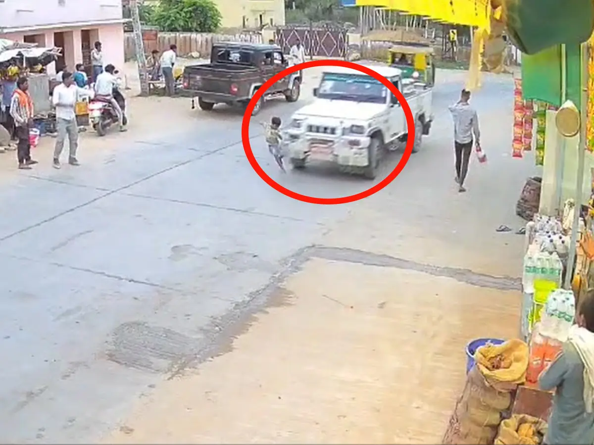 जाको राखे साईयां मार सके न कोय, पिकअप के नीचे आकर बच गई बच्ची