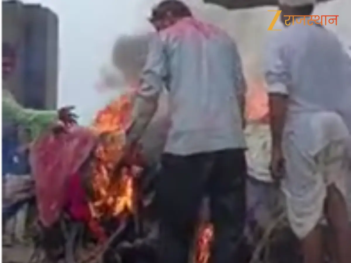 Bhilwara News: भीलवाड़ा में सरकार के दावों की खुली पोल, बारिश में भीगते हुए हो रहा शव का अंतिम संस्कार