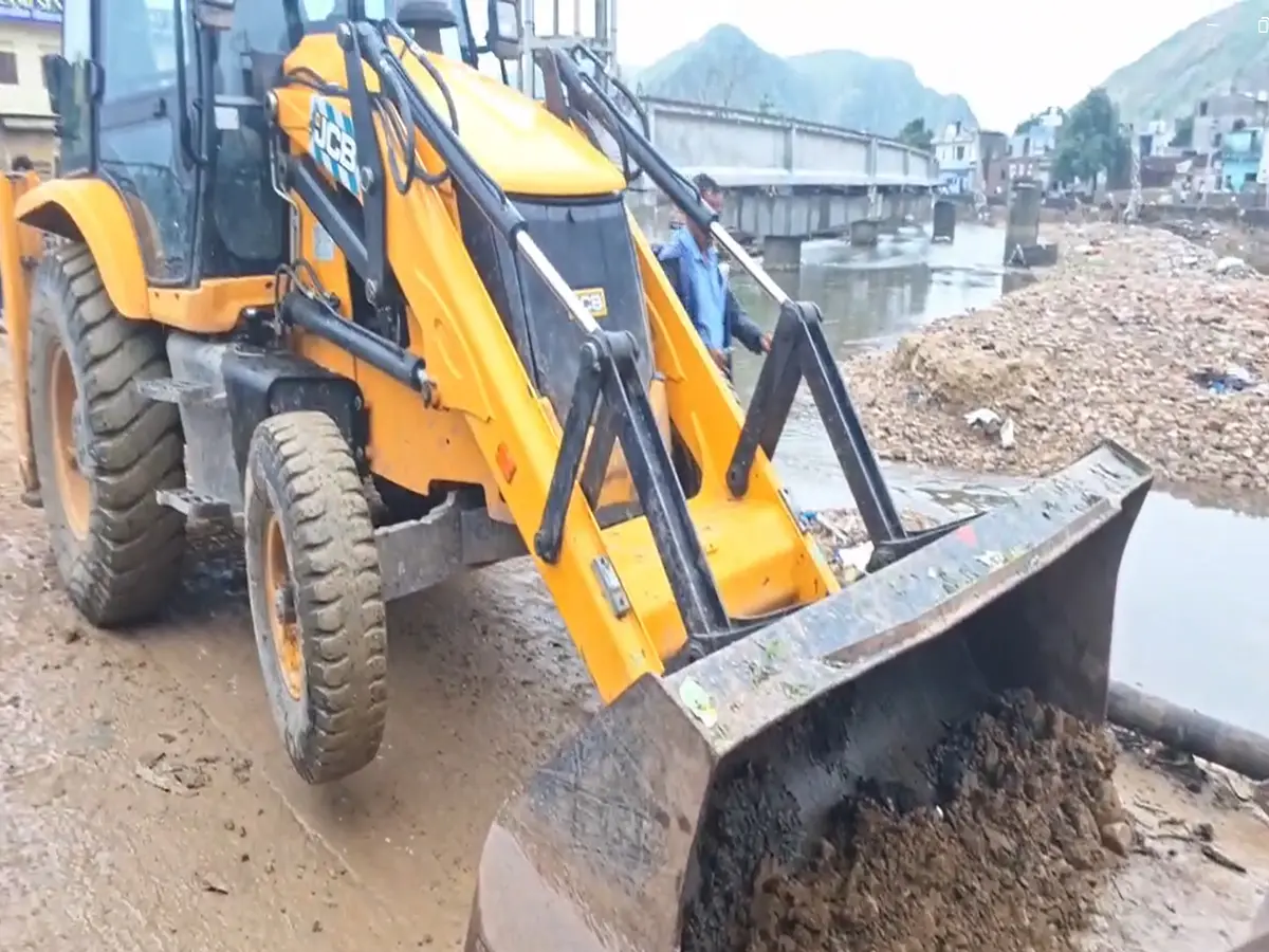 Sawai Madhopur News: चंबल नदी में घटा जलस्तर, बाढ़ के बाद जोरों पर राहत कार्य