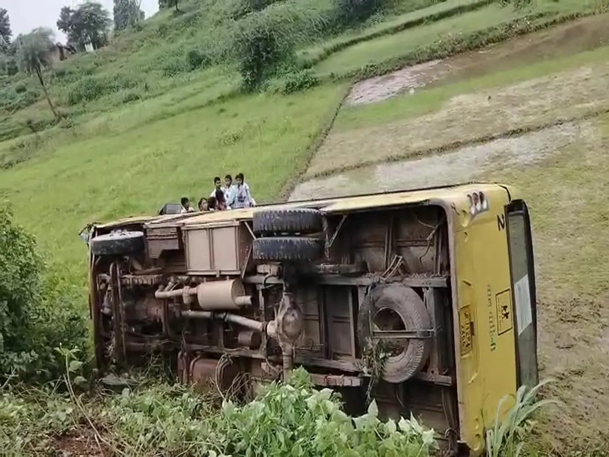 Dungarpur News: बिछीवाड़ा में पलट गई स्कूली बच्चों से भरी बस, मची चीख-पुकार तो...