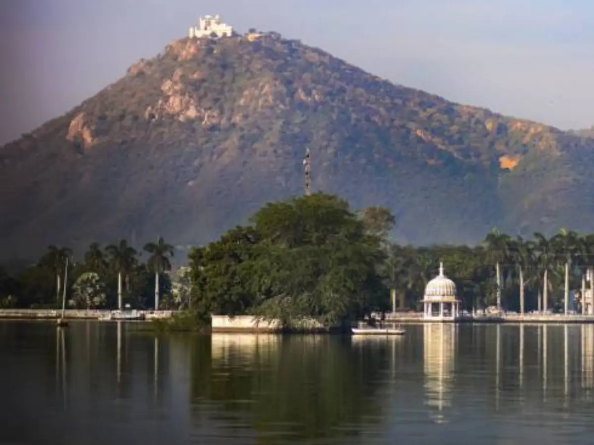 अरावली की पहाड़ियों से घिरा